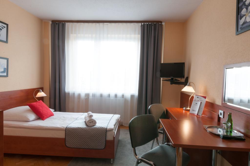 Skarżysko-Kamienna Hotel Komes מראה חיצוני תמונה
