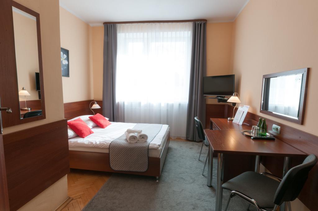 Skarżysko-Kamienna Hotel Komes מראה חיצוני תמונה